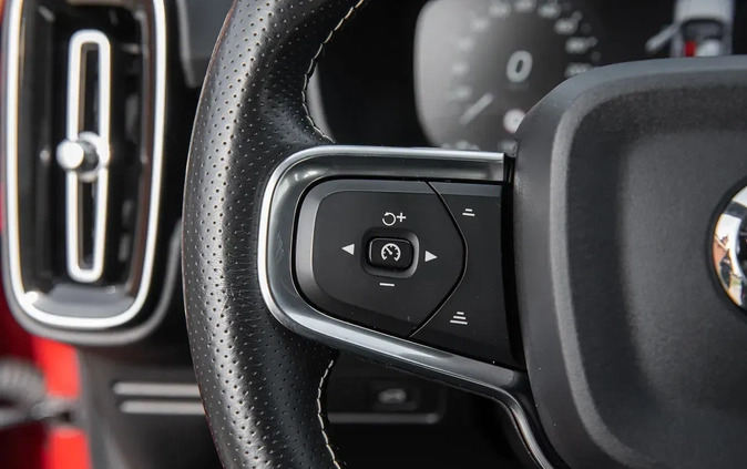 Volvo XC 40 cena 114600 przebieg: 150000, rok produkcji 2018 z Piotrków Trybunalski małe 631